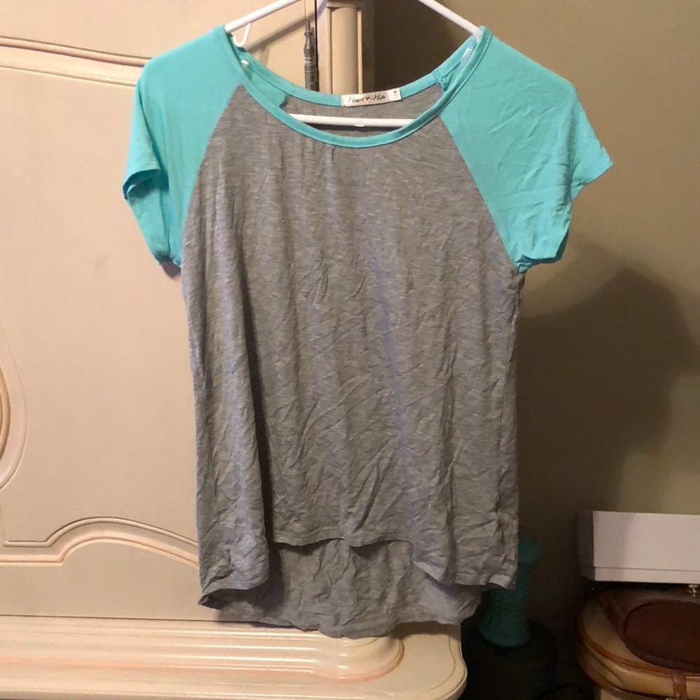 Gray t-shirt with teal sleeves